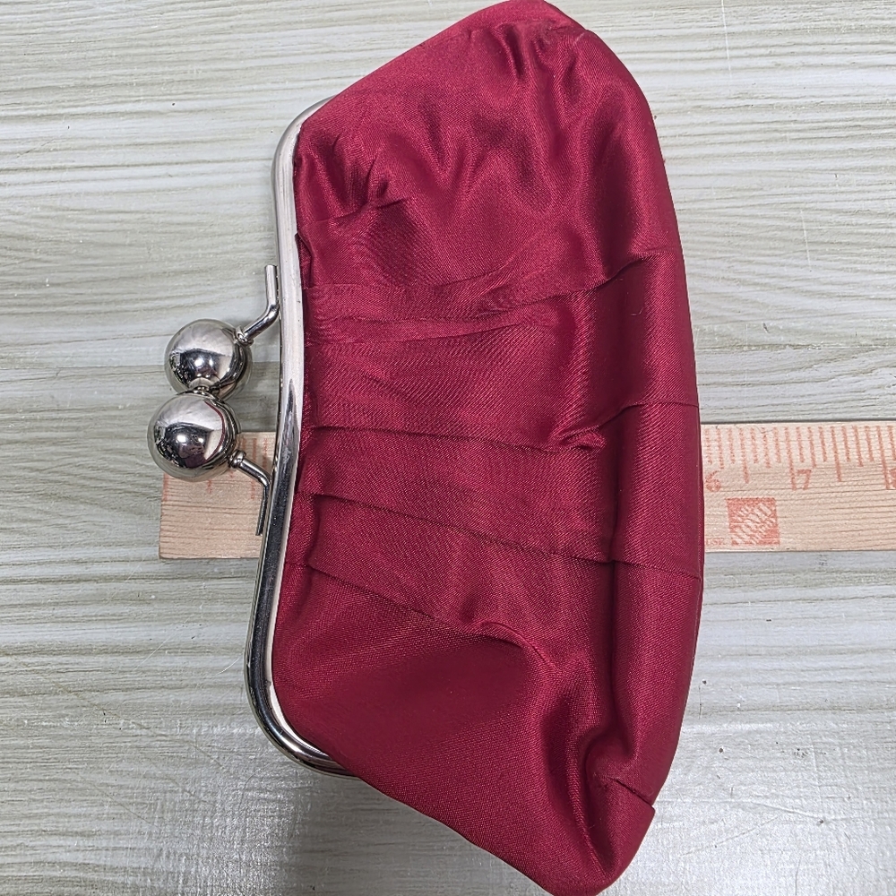 La Regale Red Satin Clutch Hand Purse - Picture 9 of 9